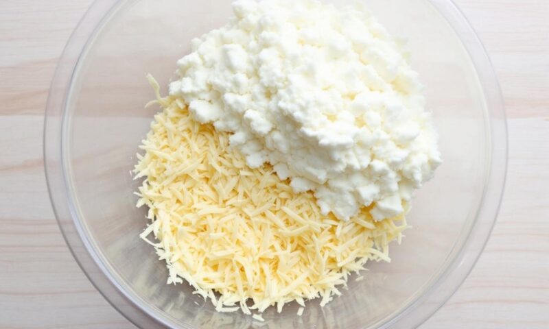 прозрачная пластиковая миска с сыром и творогом